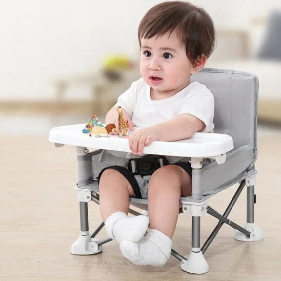 bebe-heureux-qui-joue-dans-sa-chaise-table-pour-bebe