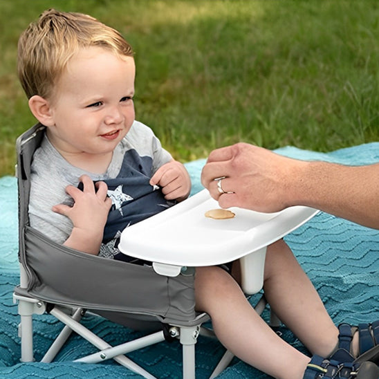 bebe-sur-chaise-table-pour-bebe-en-train-de-manger