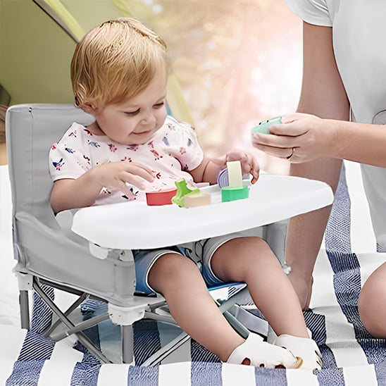 petite-fille-contente-de-manger-dans-sa-chaise-table-pour-bebe