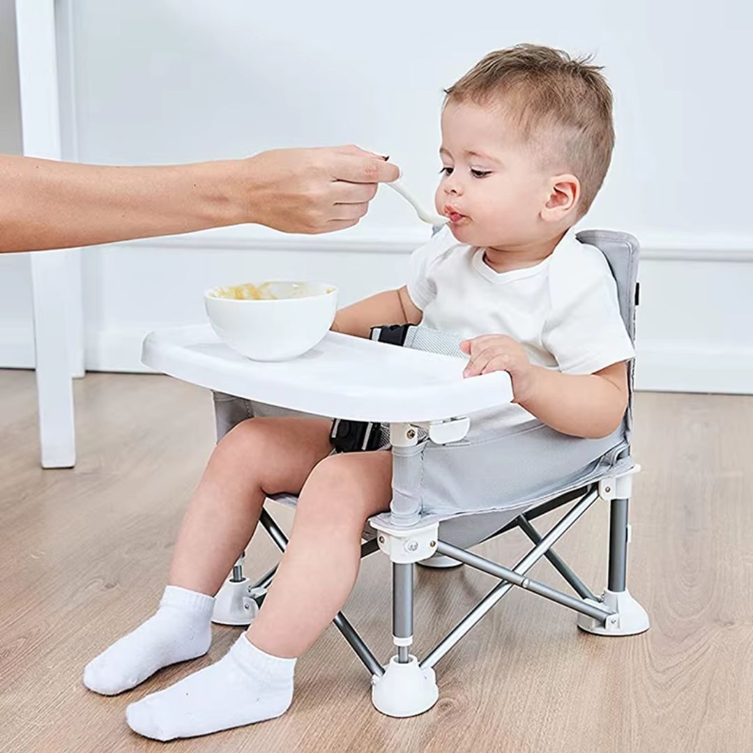 bebe-qui-mange-dans-sa-chaise-table-pour-bebe-pratique