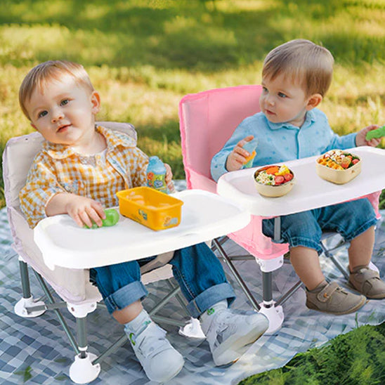 deux-bebe-qui-mange-un-repas-dans-leur-chaise-table-pour-bebe