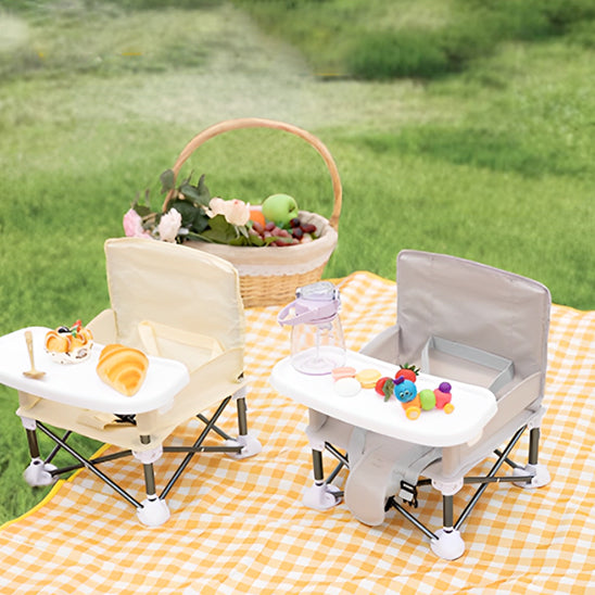 deux-chaise-pour-bebe-sur-tapis-de-camping-jaune