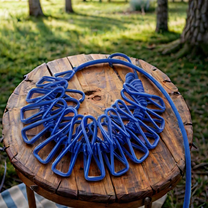 corde-a-linge-bleu-sur-table-en-bois-rond