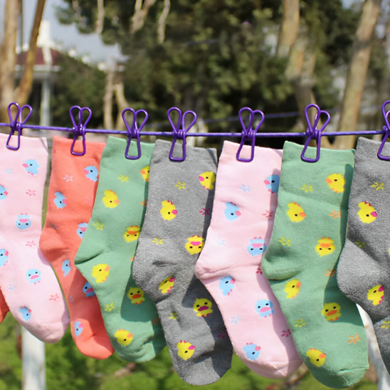 corde-a-linge-violet-qui-fait-secher-des-bas