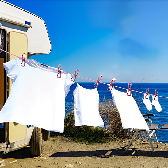 corde-a-linge-rouge-qui-fait-secher-vetement-pres-dun-camping-car