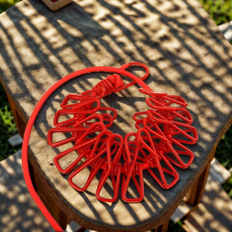 corde-a-linge-rouge-sur-table-en-bois