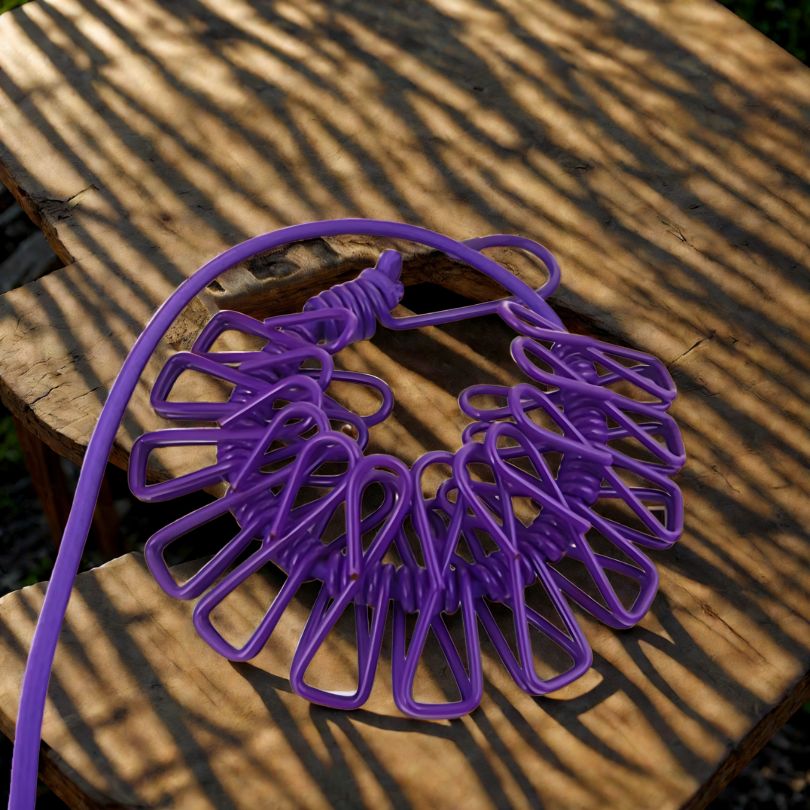 corde-a-linge-violet-pose-sur-table