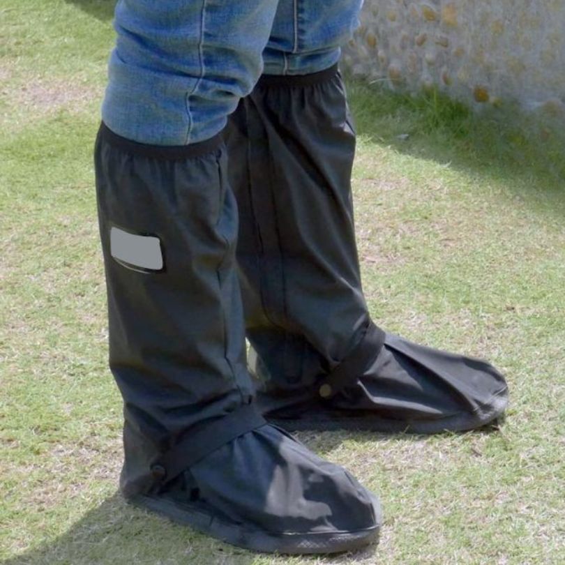 couvre-chaussure-imperméable-dans-le-gazon