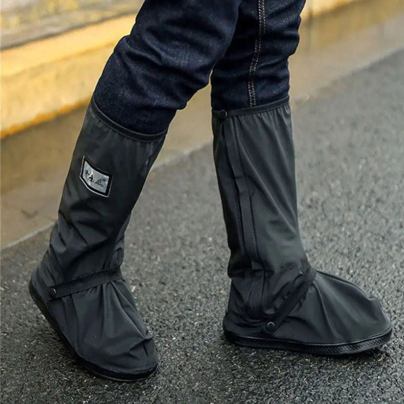 couvre-chaussure-imperméable-noir-lors-de-pluie