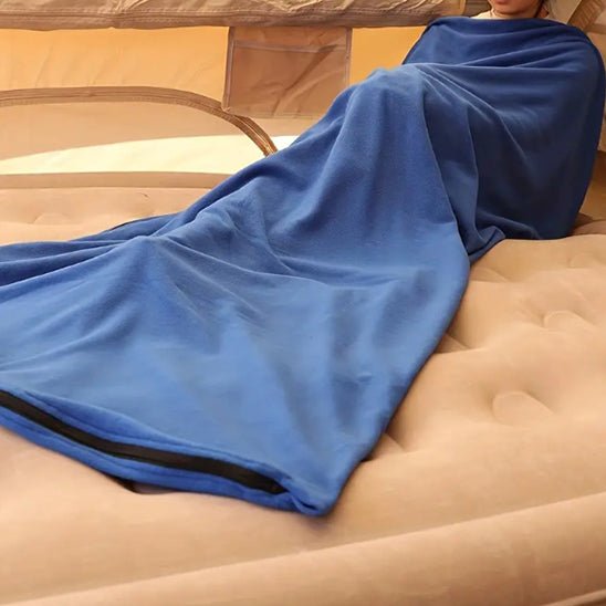 une-personne-sur-un-matelas-portant-un-drap-pour-sac-de-couchage