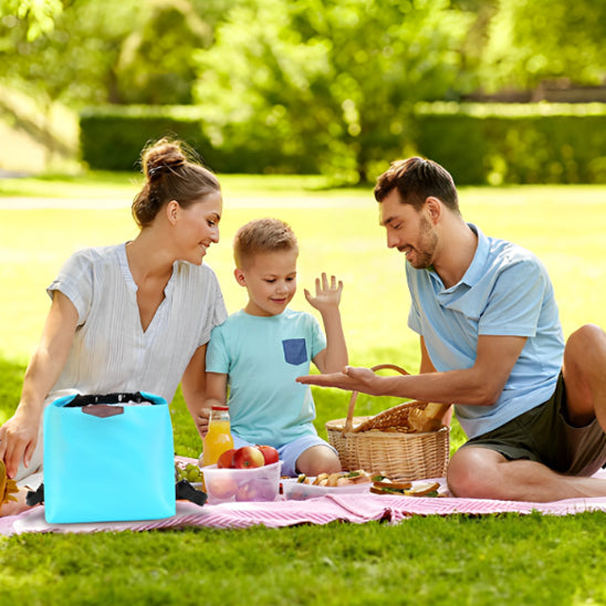 famille-dans-un-parc-mangeant-repas-a-temperature-parfaite-avec-lunch-bag