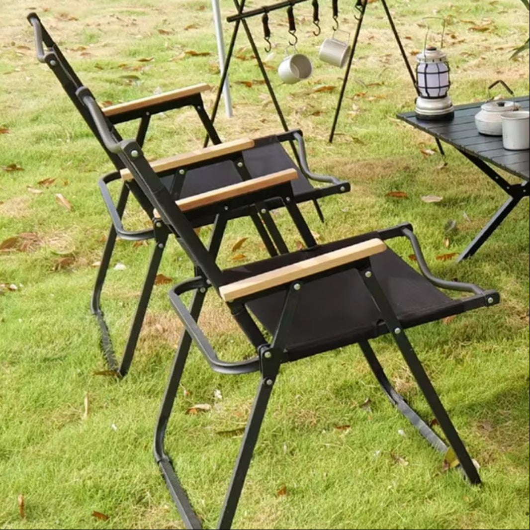 fauteuil-camping-noir-dans-un-parc-en-plein-air