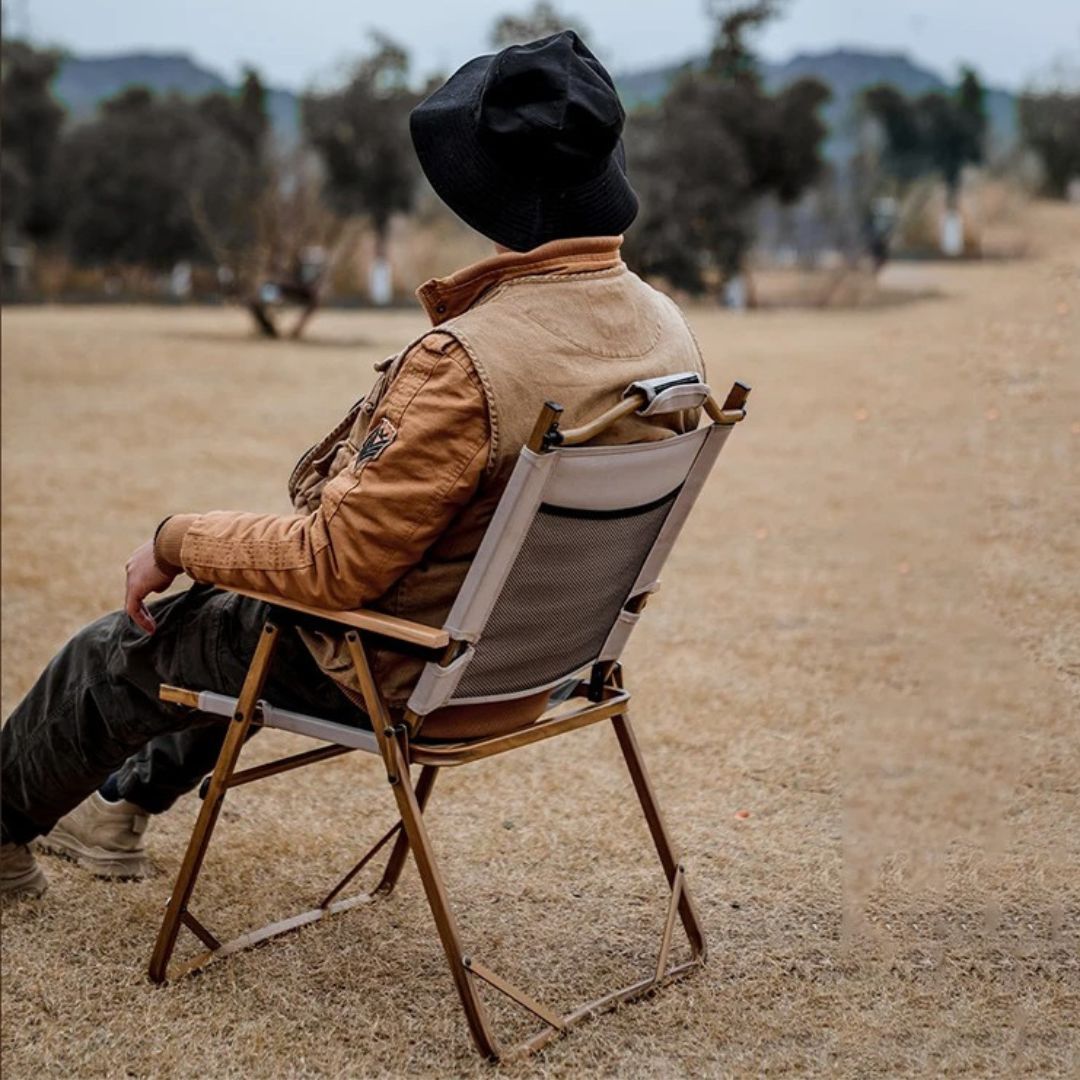 homme-assis-confortablement-dans-fauteuil-camping-parfait