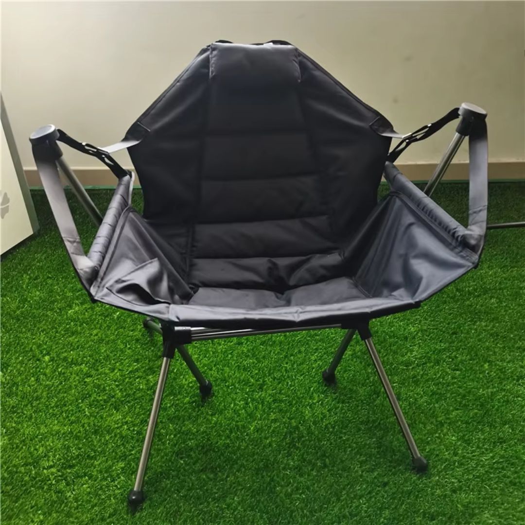 fauteuil-suspendu-noir-confortable-sur-gazon