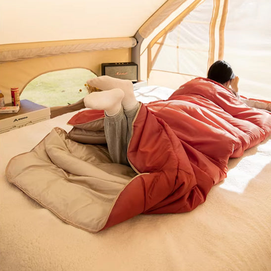 femme dans tente qui se repose dans son sac de couchage avec pieds sorties