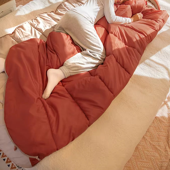 femme qui se repose sur son sac de couchage dans sa tente