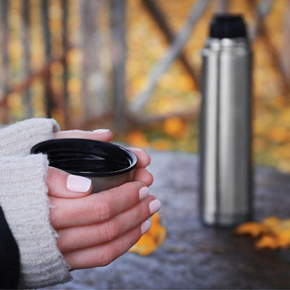 femme qui déguste un café sorti du thermos 1l