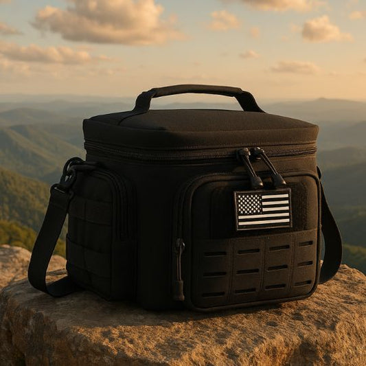 présentation d'une glaciere sac noir sur un rocher au sommet d'une montagne