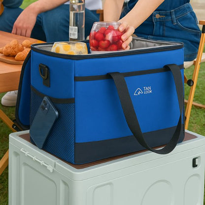 une glaciere souple bleu ouverte avec des aliments frais à l'intérieur