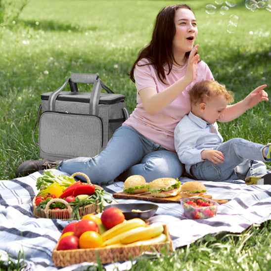 mere-et-fils-a-pique-nique-avec-aliments-frais-avec-glaciere-souple