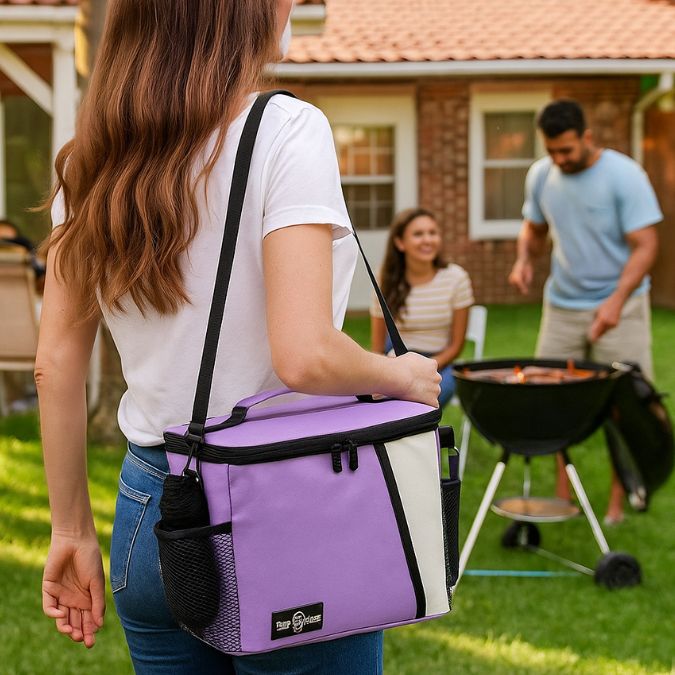 femme qui s'en va rejoindre ses amis pour faire un barbecue avec des aliments frais grâce à sa glacière souple violet