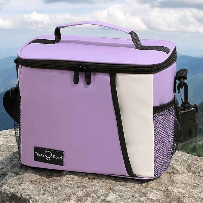 présentation d'un glacière souple violet sur un rocher en montagne