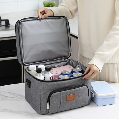 glaciere souple grise ouverte avec des lunch box