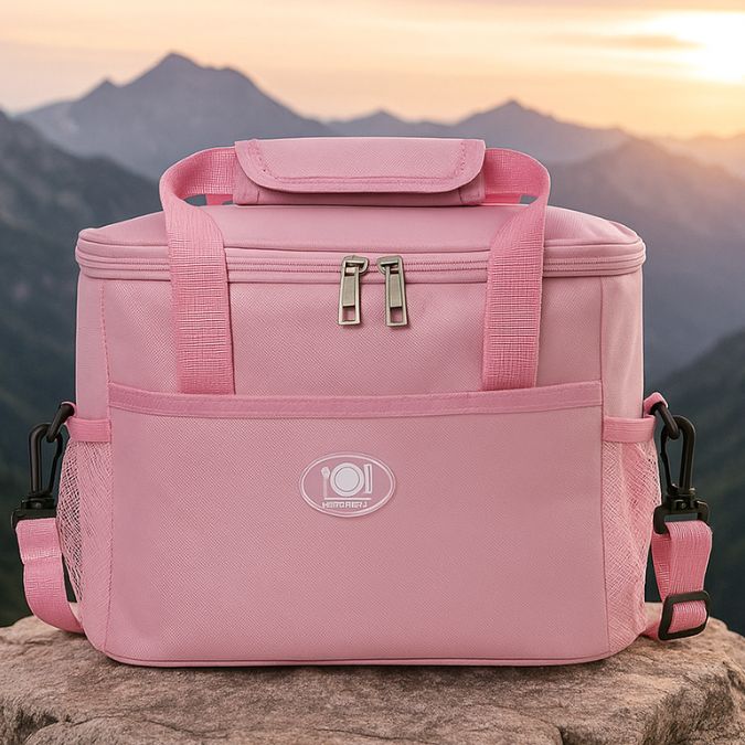 présentation d'une glaciere souple rose sur un rocher en montagne