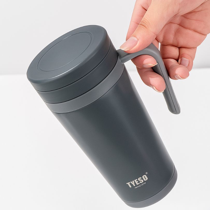 gobelet isotherme gris avec anse ergonomique