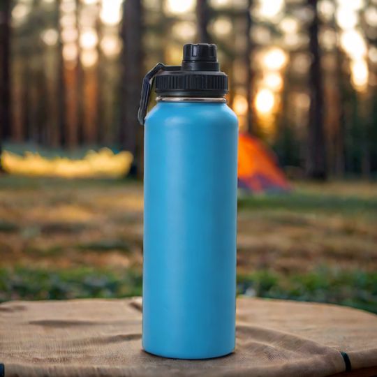 une gourde de 1l sur une table en plein air