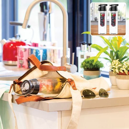 sac sur un comptoir avec une gourde en plastique à l'intérieur