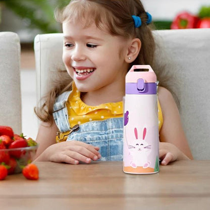 petite fille avec sa gourde enfant avec motif de lapin rose
