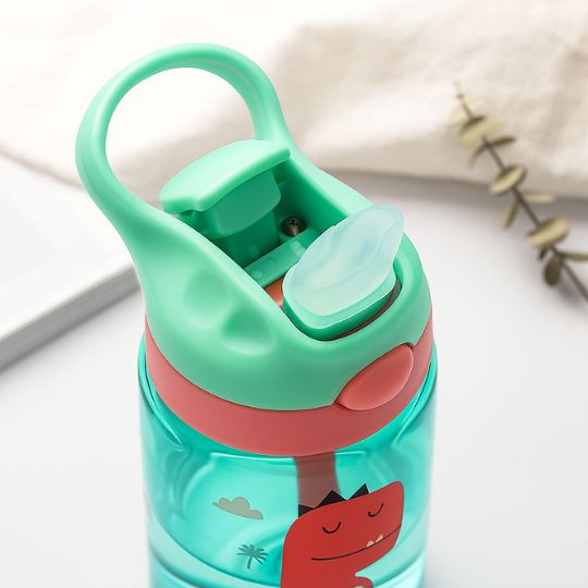 Présentation de l'ouverture avec paille rétractable de la gourde enfant