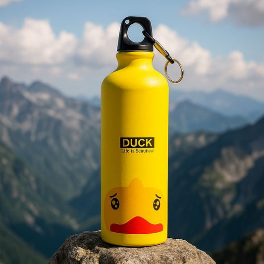présentation d'une gourde enfant inox jaune en haut d'une montagne