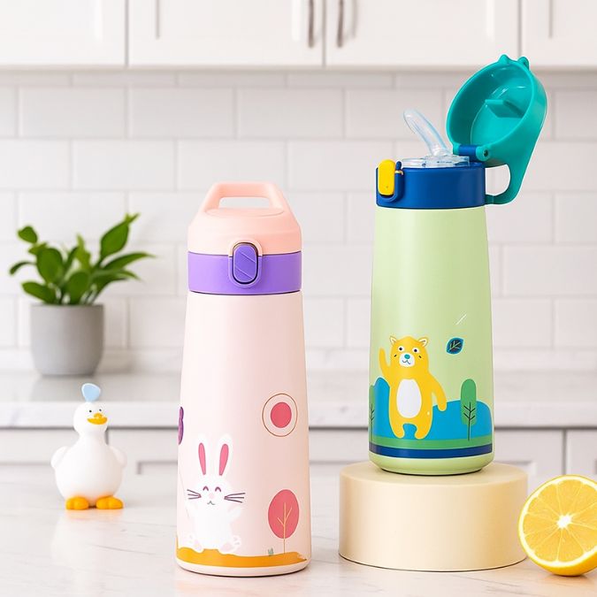 présentation de gourde enfant isotherme lapin et ours sur un comptoir