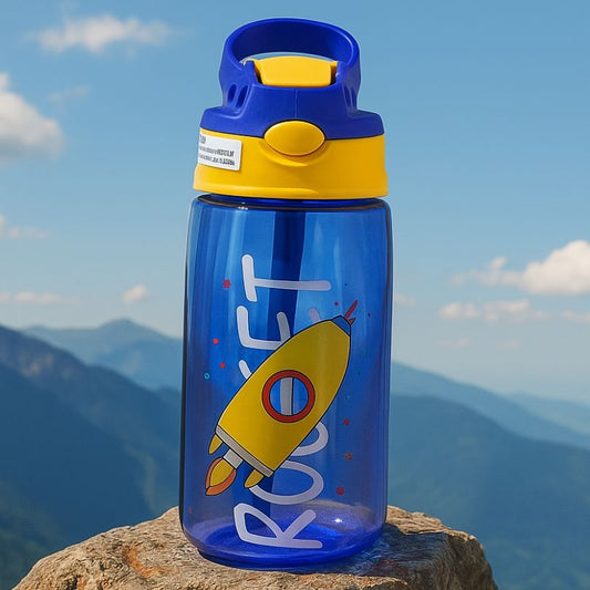 présentation d'une gourde enfant paille bleu avec motif fusée