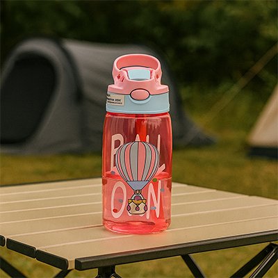 gourde-enfant-paille-avec-motifs-ballon-sur-table-camping