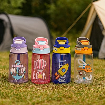 quatre gourdes enfant paille sur le gazon en camping