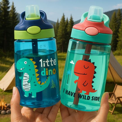 petite main qui tient un gourde enfant en plein air