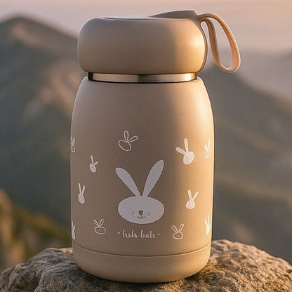 présentation d'une gourde inox enfant brun en plein air