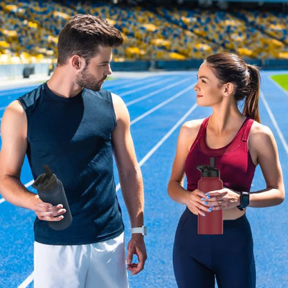 gourde-isotherme-avec-sportifs-sur-terrain-de-course