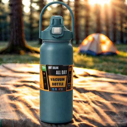 gourde-isotherme-bleu-sur-terrain-de-camping