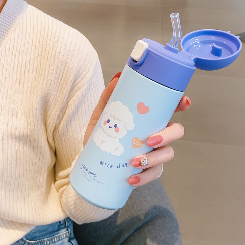gourde isotherme enfant bleu dans la main