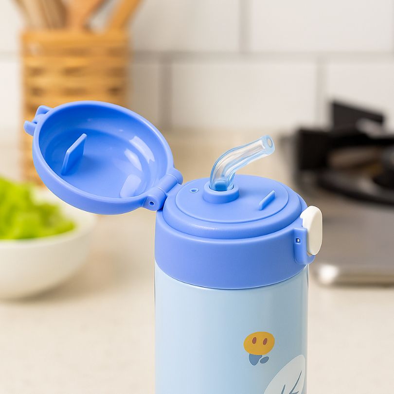 présentation d'une gourde isotherme enfant avec paille et couvercle bleu