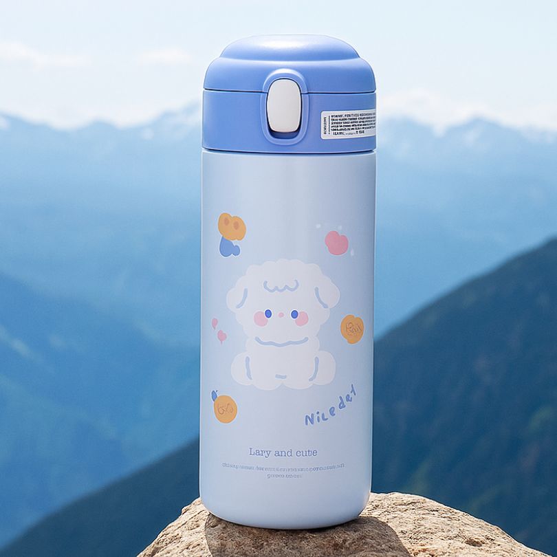 présentation d'une gourde isotherme enfant bleu sur un rocher