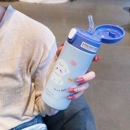 gourde-isotherme-enfant-bleu-dans-la-main-de-femme