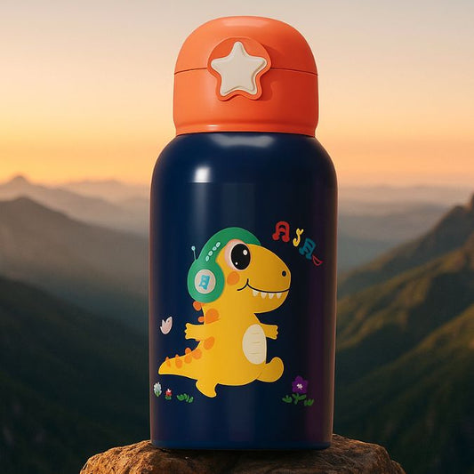 présentation d'une gourde isotherme enfant bleu sur un rocher en haut d'une montagne