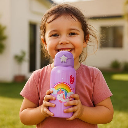 petite fille avec une gourde isotherme enfant violet dans les mains
