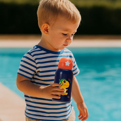 petite garcon avec une gourde isotherme enfant bleu dans le main près de la piscine