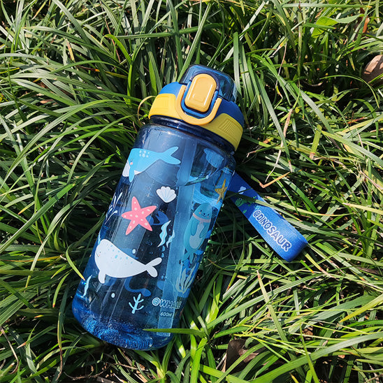 Présentation d'une gourde paille enfant bleu avec motif de mammifère marin